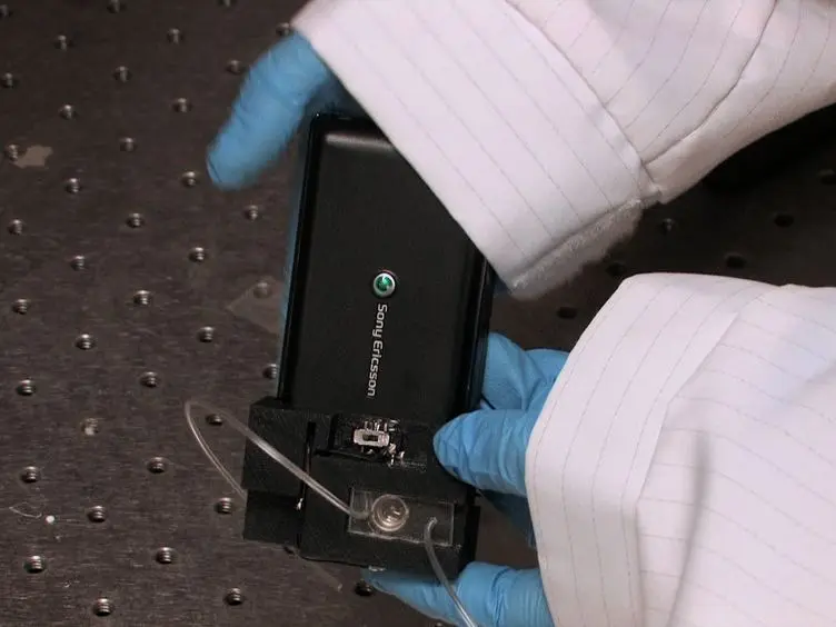 Wide-field Fluorescent Microscopy and Fluorescent Imaging Flow Cytometry on a Cell-phone