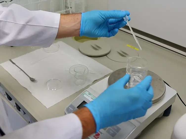 Preparation of Macroporous Epitaxial Quartz Films on Silicon by Chemical Solution Deposition