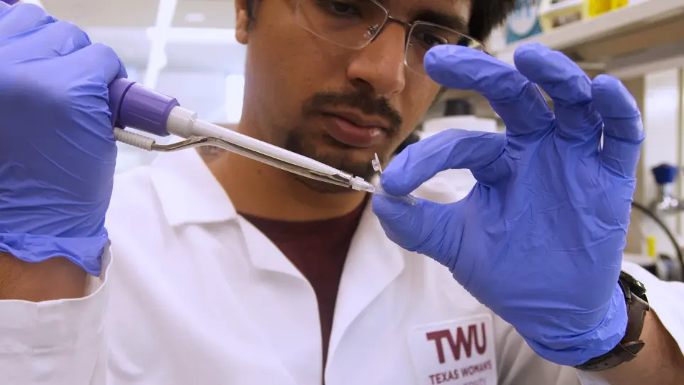Small-Scale Extraction of <em>Caenorhabditis elegans</em> Genomic DNA