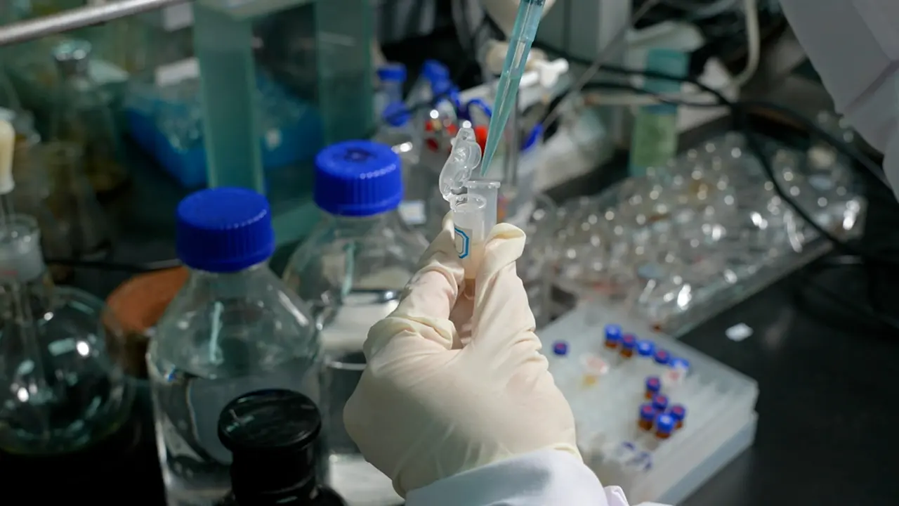 2D-HPLC-MS Technology Combined with Molecular Network for the Identification of Components in Tibetan Medicine <i>Aconitum pendulum  </i>